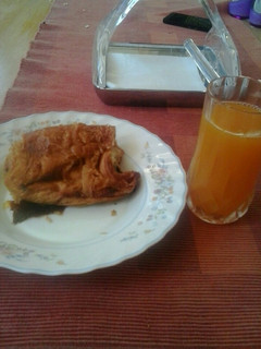 A picture of Orange juice+croissant.