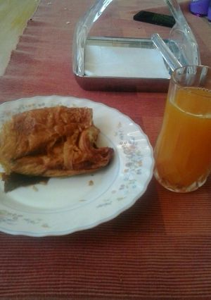 A picture of Orange juice+croissant.