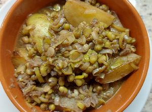 Una foto de Porotos mung con papines