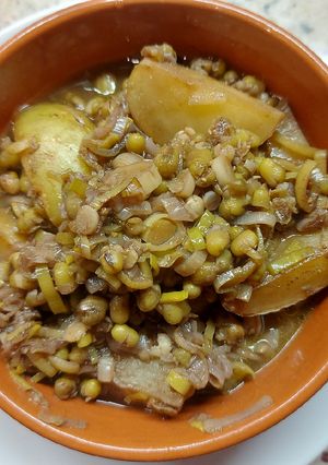 Una foto de Porotos mung con papines