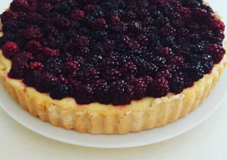 Baked cheesecake tart with blackberries