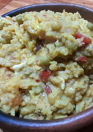 Una foto de Risotto en caldo de verduras, atún y jardinera