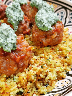 Una foto de Albóndigas al pesto con cous cous al Ras el-hanout