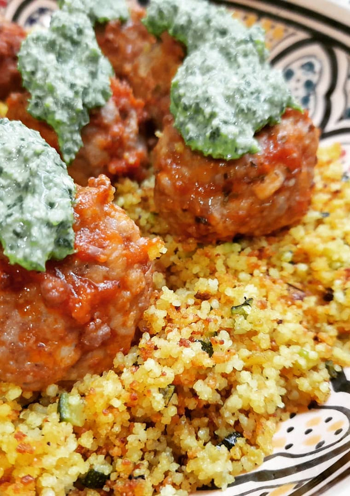 Una foto de Albóndigas al pesto con cous cous al Ras el-hanout