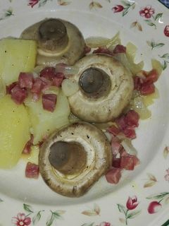 Una foto de Champiñones y patata al vapor con taquitos de jamón