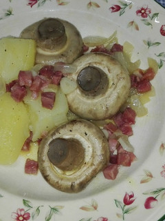 Una foto de Champiñones y patata al vapor con taquitos de jamón