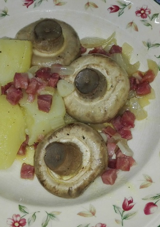 Una foto de Champiñones y patata al vapor con taquitos de jamón