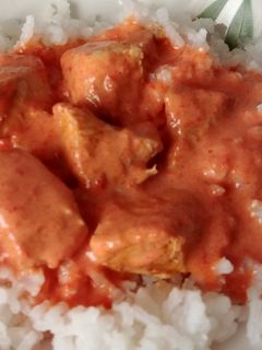 Una foto de Arroz con pollo en salsa de pimientos