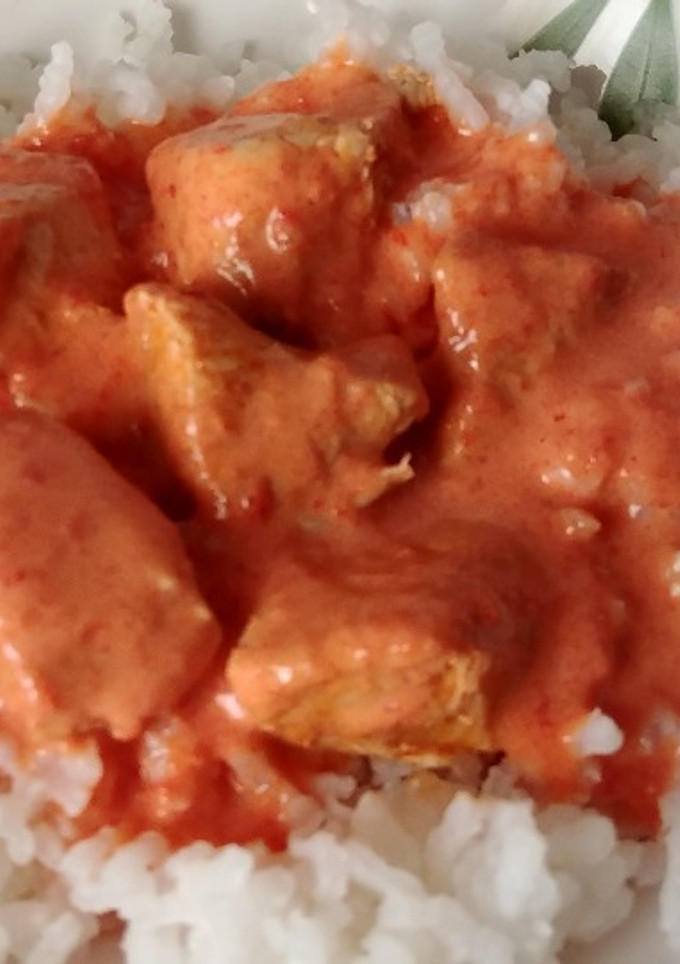 Una foto de Arroz con pollo en salsa de pimientos