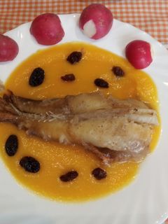 Una foto de Colas de rape con salsa de calabaza y pasas