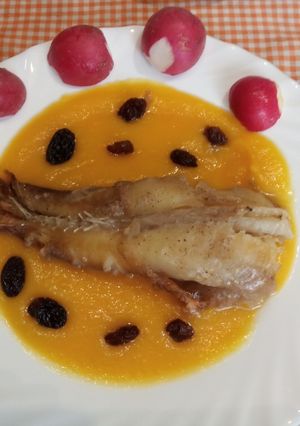 Una foto de Colas de rape con salsa de calabaza y pasas