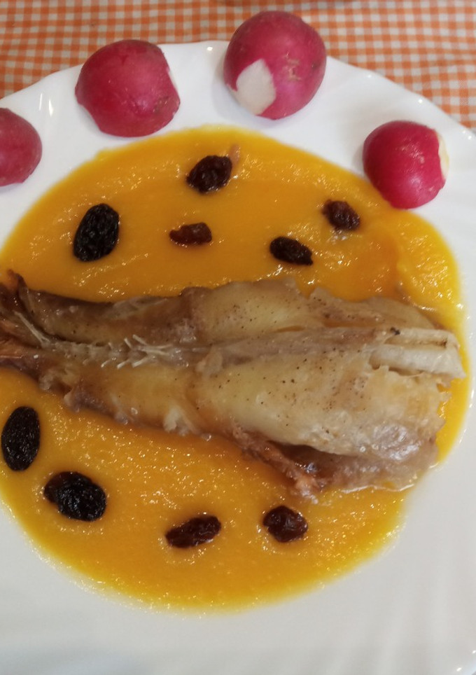 Una foto de Colas de rape con salsa de calabaza y pasas