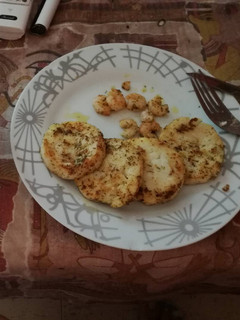 Una foto de Medallones de merluza a la plancha con gambas