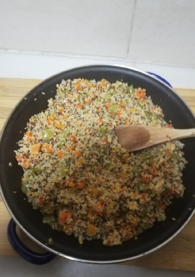 Una foto de Tabulé de quinoa roja, blanca & negra con verduras y frutos secos