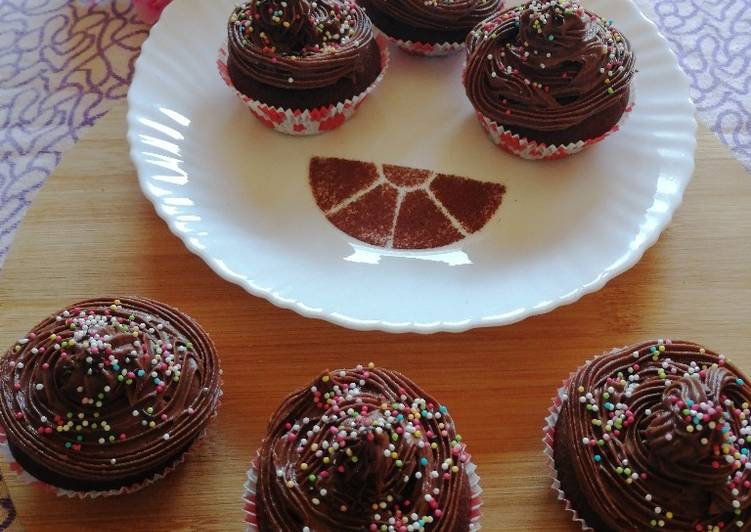 Steps to Make Favorite Chocolate Almond cupcakes