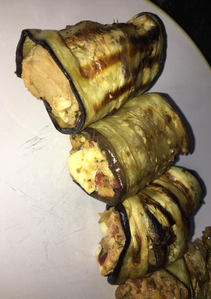 Una foto de Rollitos de berenjena con atún