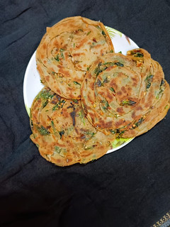 લચ્છા ગાર્લિક પરાઠા (Lachha Garlic Paratha Recipe In Gujarati) રેસીપી મુખ્ય ફોટો