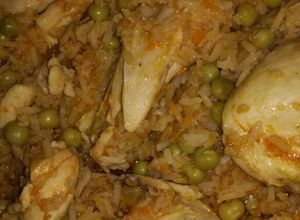 Una foto de Arroz graneado con pollo
