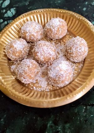 A picture of Roasted Sunflower Seeds Ladoo.