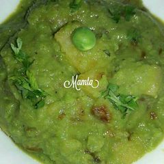 Potato in green gravy A picture of Potato in green gravy.