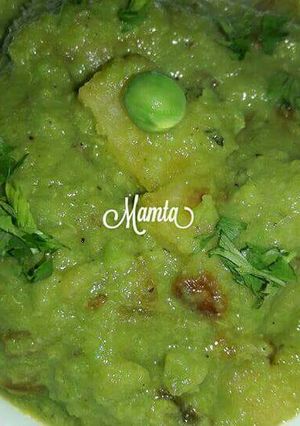 A picture of Potato in green gravy.