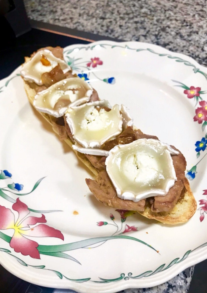 Una foto de Tosta de solomillo ibérico con cebolla caramelizada y rulo de cabra