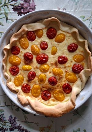 Foto di Torta salata con pomodorini rossi e gialli