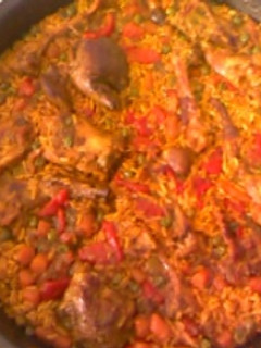 Una foto de Paella de conejo