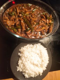 Una foto de Ternera con verduras estilo chino acompañado con arroz jazmín