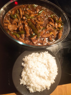 Una foto de Ternera con verduras estilo chino acompañado con arroz jazmín
