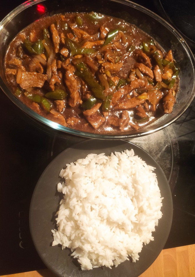 Una foto de Ternera con verduras estilo chino acompañado con arroz jazmín
