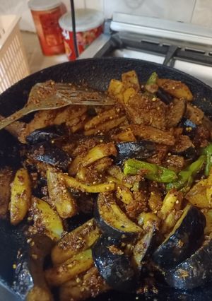 A picture of Achari Aloo Baingan.