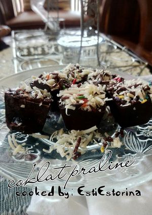 Foto resep Coklat praline isi selai strawberry 🍫🍓#BikinRamadanBerkesan