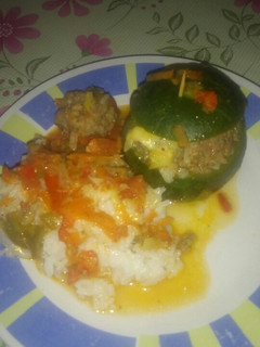 Una foto de Zapallitos rellenos con arroz y pequeñas albóndiguitas