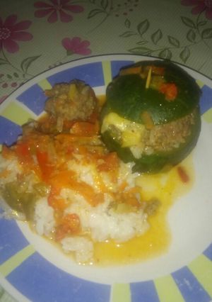 Una foto de Zapallitos rellenos con arroz y pequeñas albóndiguitas