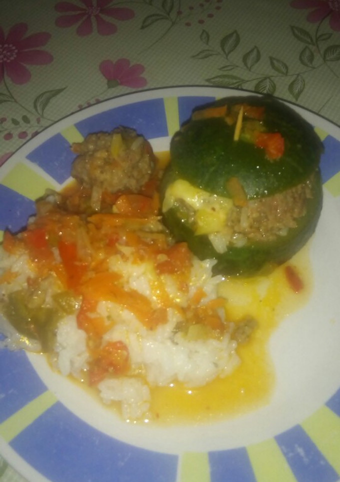 Una foto de Zapallitos rellenos con arroz y pequeñas albóndiguitas