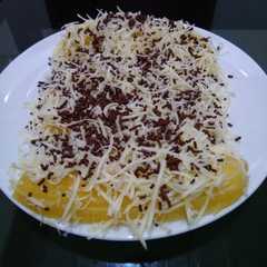 A picture of Pisang kepok kukus tabur keju dan meses coklat.