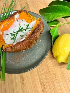 Une photo de Patate douce rôtie au four et sa sauce au fromage blanc citron ciboulette