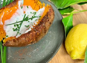 Une photo de Patate douce rôtie au four et sa sauce au fromage blanc citron ciboulette