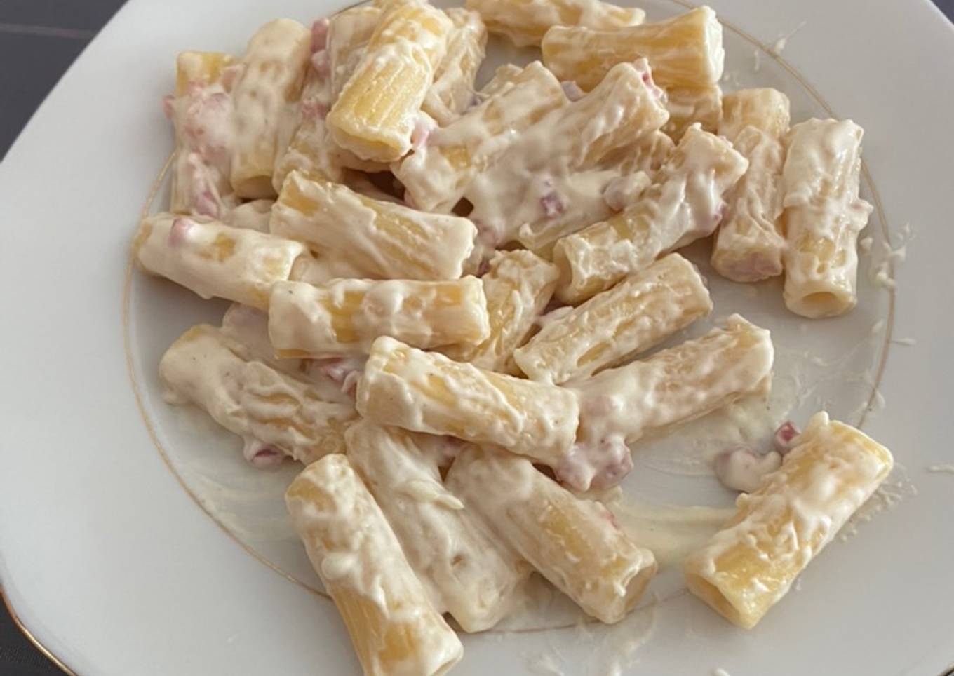 Tortiglioni con jamón y queso