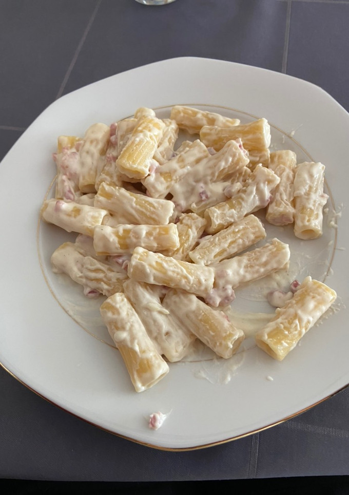 Una foto de Tortiglioni con jamón y queso
