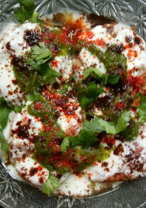 A picture of Ghobhi ke dahi bade.