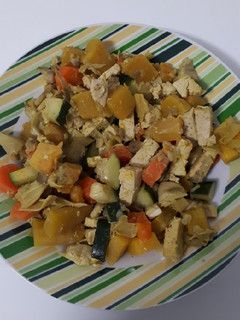Una foto de Tofu con verduras al curry y coco