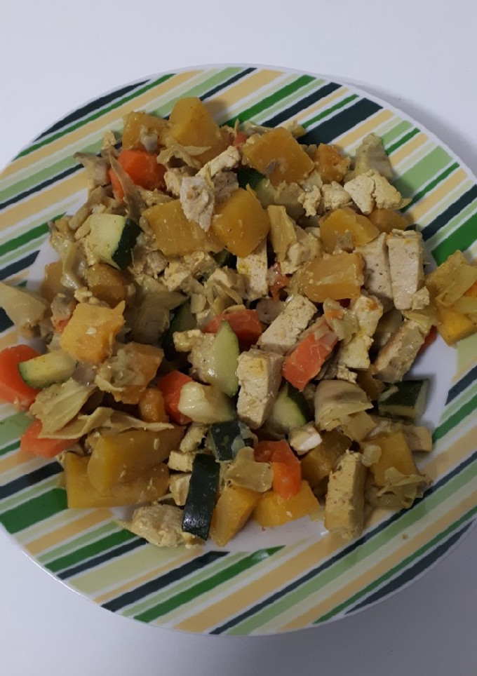 Una foto de Tofu con verduras al curry y coco