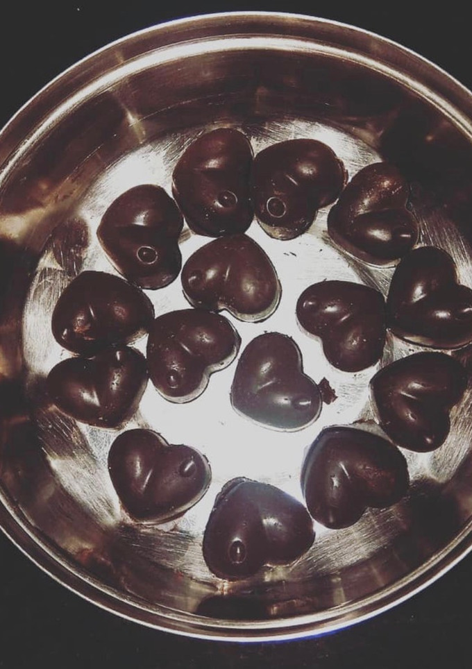 ஹோம் மேட் சாக்லேட் (Homemade chocolate recipe in tamil) செய்முறை முக்கிய புகைப்படம்