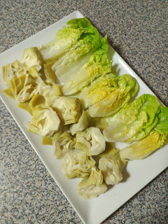 Una foto de Ensalada de cogollos con alcachofas cocidas