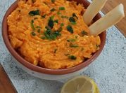 Una foto de humus de huevo