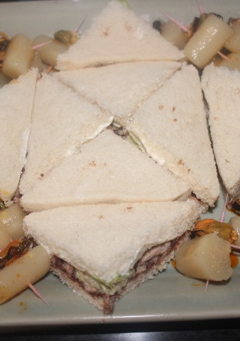 Una foto de Triángulos de pan de molde con atún