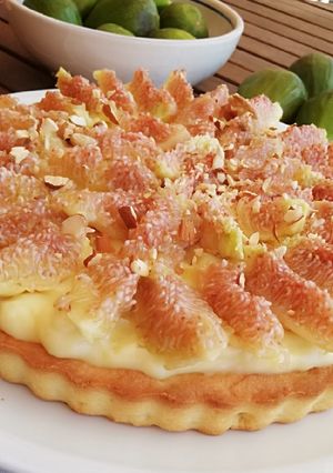 Foto di Crostata crema pasticcera,fichi e granella mandorle