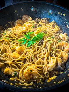 Una foto de Spaghetti - mar y monte (setas y gambas)